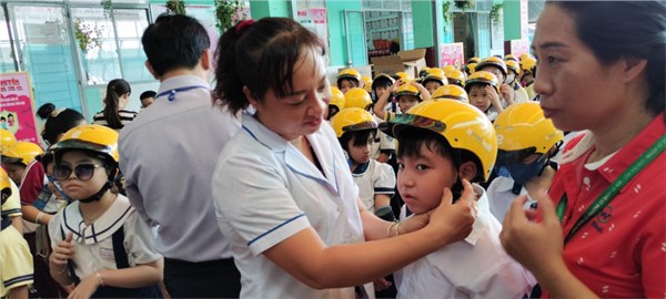 Phát động tháng An toàn giao thông - trao tặng mũ bảo hiểm